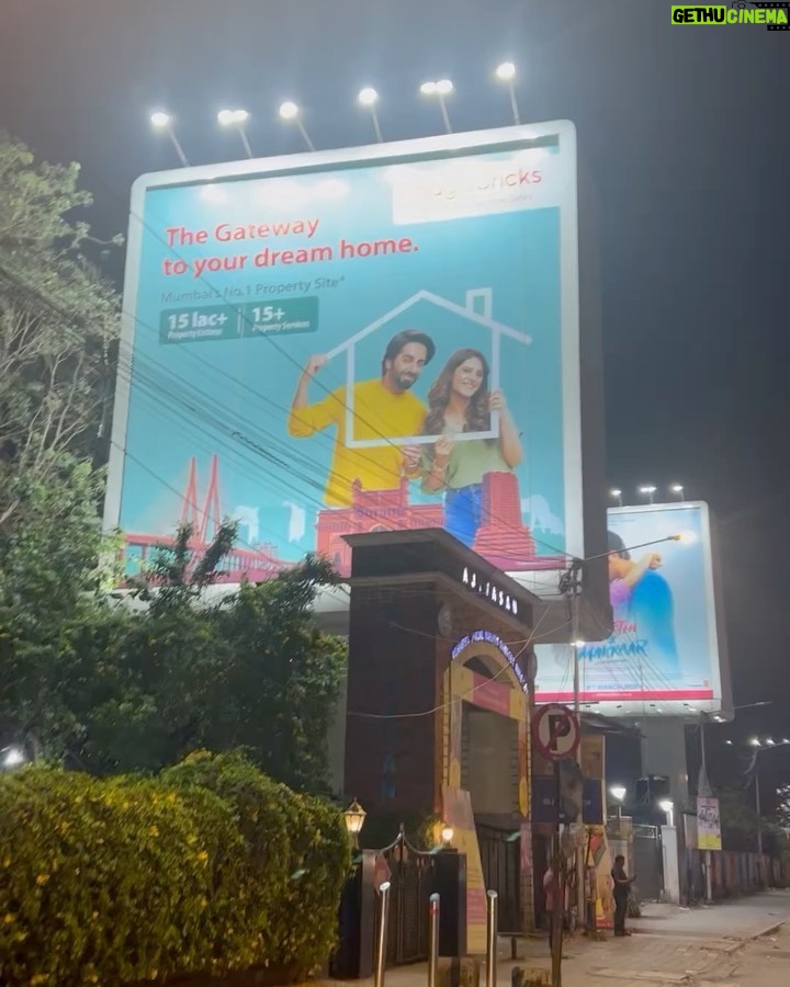 Onima Kashyap Instagram - Last night I was on my way and saw this and I was like ‘oh that’s me’ 😅 Magic brick says getway to your dream home .. for me magic bricks made my dream come true by working with India’s one of the finest actor … @ayushmannk @magicbricks_official #insta #mood #print #hoarding #ads #love #click Bandra West
