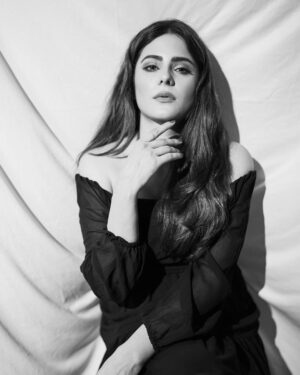 Onima Kashyap Instagram - Dancing in the dark, in the pale moonlight 🌘🌑🌓
Pc @saurabh_sonkar 
#dark #black #blackandwhite #blacklove