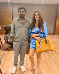 Onima Kashyap Instagram - What an amazing show it was ! Wished I could have seen it with mom but any which ways Loved every bit of it and the shayari in the end was 🌺🌺 @zakirkhan_208 #deepshayari #standup #zakirkhan #zakirkhanpoetry