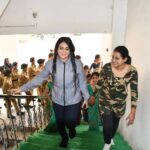 Pakhi Hegde Instagram – Women self defence कार्यक्रम का भव्य आयोजन कमला सिंह बालिका इंटर कॉलेज सहजनवा, गोरखपुर में भोजपुरी सुपरस्टार अभिनेत्री @pakkhihegde जी के साथ❤️❤️
नारी सशक्तिकरण के लिए यह बहुत आवश्यक था और इसलिए पाखी हेगड़े जी की सोच की “भारत के हर स्कूल में सेल्फ डिफेंस के क्लास को विषय सूची में शामिल किया जाए” की पहल को आगे बढ़ाते हुए एक भव्य कार्यक्रम का आयोजन किया❤️
इतनी बड़ी संख्या में बच्चियों को शिक्षित करने की पहल जो पाखी दीदी ने किया है वो सच में प्रशंसनीय है ❤️
मेरी टीम मिन्नत गोरखपुर जी का विशेष आभार इस कार्यक्रम की बागडोर संभालने के लिए और साथ ही सभी पत्रकारों का भी आभार उन्होंने इस पहल को आगे बढ़ाया ।
अंकित और बाकी सभी टीम मेम्बर्स का आभार आप लोगों के बिना यह कार्यक्रम संभव नहीं था❤️
और विशेष आभार कमला सिंह बालिका इंटर कॉलेज का की उन्होंने अपने विद्यालय में स्थान दिया हमें ❤️🙏
#womenempowement #womenpower #bhojpuriqueen #womenempowerment Gorakhpur