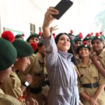 Pakhi Hegde Instagram – Women self defence कार्यक्रम का भव्य आयोजन कमला सिंह बालिका इंटर कॉलेज सहजनवा, गोरखपुर में भोजपुरी सुपरस्टार अभिनेत्री @pakkhihegde  जी के साथ❤️❤️
नारी सशक्तिकरण के लिए यह बहुत आवश्यक था और इसलिए पाखी हेगड़े जी की सोच की “भारत के हर स्कूल में सेल्फ डिफेंस के क्लास को विषय सूची में शामिल किया जाए” की पहल को आगे बढ़ाते हुए एक भव्य कार्यक्रम का आयोजन किया❤️
इतनी बड़ी संख्या में बच्चियों को शिक्षित करने की पहल जो पाखी दीदी ने किया है वो सच में प्रशंसनीय है ❤️
मेरी टीम मिन्नत गोरखपुर जी का विशेष आभार इस कार्यक्रम की बागडोर संभालने के लिए और साथ ही सभी पत्रकारों का भी आभार उन्होंने इस पहल को आगे बढ़ाया ।
अंकित और बाकी सभी टीम मेम्बर्स का आभार आप लोगों के बिना यह कार्यक्रम संभव नहीं था❤️
और विशेष आभार कमला सिंह बालिका इंटर कॉलेज का की उन्होंने अपने विद्यालय में स्थान दिया हमें ❤️🙏
#womenempowement #womenpower #bhojpuriqueen #womenempowerment Gorakhpur