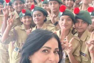 Pakhi Hegde Instagram - Finally my dream is coming true🙌 god is kind! 
I have been waiting for this for years n finally I have started an ngo 
PAKKHI HEGDE FOUNDATION 
Where we will be dedicatedly working for women empowerment! Here we women will work for women! 
First n foremost this organisation will work towards a movement to make minds strong by making the body stronger by self defence techniques taught girls at school levels so the minds become stronger as they grow! I really have wished to make this as my motto in life n I really seek prayers and help from all u women out there! Love u all! #womanempowerment प्रेस नोट 
Brief by pro: sanjay bhushan patiala jee ... पाखी हेगड़े का गोरखपुर में ऐलान , लड़कियों को सेल्फ डिफेंस तकनीक वेन्जो से करेंगी प्रशिक्षित .!

  अभिनेत्री पाखी हेगड़े ने फिल्मों के साथ साथ अब समाजसेवा का कार्य भी शुरू कर दिया है । लम्बे समय से फ़िल्म जगत में एक अभिनेत्री के रूप में सफल रहने के बाद अब इस समाजसेवा के तहत उन्होंने महिला सशक्तिकरण को केंद्रबिंदु में रखकर अपना फाउंडेशन खड़ा किया है, जिसके तहत पाखी हेगड़े बालिकाओं को सेल्फ डिफेंस की विभिन्न तकनीकों से प्रशिक्षित करना चाहती हैं । पाखी हेगड़े का मानना है कि बच्चियाँ खुद की सुरक्षा करने में स्वयं सक्षम हैं बस उन्हें सही तरीके से प्रशिक्षित करने भर की जरूरत है । पाखी ने गोरखपुर में आज प्रेस से बात करते हुए यही बताया कि उनका फाउंडेशन इसी दिशा में कार्य कर रहा है जिसके तहत वे ग्रामीण इलाकों में भी महिलाओं को स्वावलंबी बनाने के लिए व उनके सशक्तिकरण के लिए बेहतरीन प्रयास किये जा रहे हैं । विशेष तौर पर युवतियों को सेल्फ डिफेंस के लिए प्रशिक्षित करना और  विद्यालयों के पाठ्यक्रम में इस सेल्फ डिफेंस को शामिल कराना भी मुख्य उद्देश्य है , ताकि बच्चियाँ अपने बचपन से ही सेल्फ डिफेंस की तकनीक सीख लें व अपनी सुरक्षा के लिए किसी अन्य पर आश्रित ना रहा करें । 
  पाखी हेगड़े ने बताया कि केंद्र सरकार ने भी महिला सशक्तिकरण के लिए कई कदम उठाए हैं जो काफी सराहनीय हैं लेकिन उन योजनाओं को उनके मूल रूप में भारत के ग्रामीण इलाकों तक सुगमतापूर्वक पहुंचाने में उनका फाउंडेशन कार्य कर रहा है । हमारे फाउंडेशन का यही उद्देश्य है कि महिला सशक्तिकरण को लेकर हम जितनी जागरूकता और प्रशिक्षण लोगों तक पहुंचा सकें वही हमारी उपलब्द्धि होगी । सेल्फ डिफेंस में विंग चुंग़ इसी ओर इशारा करती है