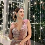 Palak Purswani Instagram - ✨Obligatory Diwali Pose! Check! Thank you @sanayapithawalla for hosting a beautiful night 💓 Outfit : @lapink_by_knareshkumar Styled by : @stylebyniti @epitome.mumbai @Iamjigssanghvi @pooja_gemawat #bestplaceforlivenights #revamped #lowerparel • • • • • #diwali2023 #ethnic #sareelove #diwalioutfit #indianoutfit