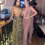 Palak Purswani Instagram - ✨Obligatory Diwali Pose! Check! Thank you @sanayapithawalla for hosting a beautiful night 💓 Outfit : @lapink_by_knareshkumar Styled by : @stylebyniti @epitome.mumbai @Iamjigssanghvi @pooja_gemawat #bestplaceforlivenights #revamped #lowerparel • • • • • #diwali2023 #ethnic #sareelove #diwalioutfit #indianoutfit