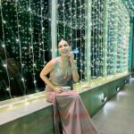 Palak Purswani Instagram - ✨Obligatory Diwali Pose! Check! Thank you @sanayapithawalla for hosting a beautiful night 💓 Outfit : @lapink_by_knareshkumar Styled by : @stylebyniti @epitome.mumbai @Iamjigssanghvi @pooja_gemawat #bestplaceforlivenights #revamped #lowerparel • • • • • #diwali2023 #ethnic #sareelove #diwalioutfit #indianoutfit