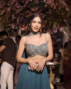 Palak Purswani Instagram - A night of glamour & glitz ✨ 📸 @lsd.photography.official Outfit @maisolos.world Styled by @aarshiirani Makeup @nancypamnanimua Hair @makeupandhairbydisha • • • • #palakpurswani #diwalioutfit #ethnicwear #diwalivibes #lehenga