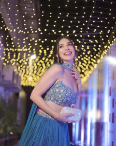 Palak Purswani Instagram - A night of glamour & glitz ✨ 📸 @lsd.photography.official Outfit @maisolos.world Styled by @aarshiirani Makeup @nancypamnanimua Hair @makeupandhairbydisha • • • • #palakpurswani #diwalioutfit #ethnicwear #diwalivibes #lehenga