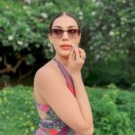Palak Purswani Instagram - Palat —> Palat —> Palat —> Floral sarees and ultra-cool shades - dialing up my festive daywear vibe! 🌸🕶️ Don’t miss out on the @lenskart trendiest eyewear collection with up to 60% off this Festive season. Hurry up! 🔍 152846 🔍 209300 #Lenskart #LenskartSquad