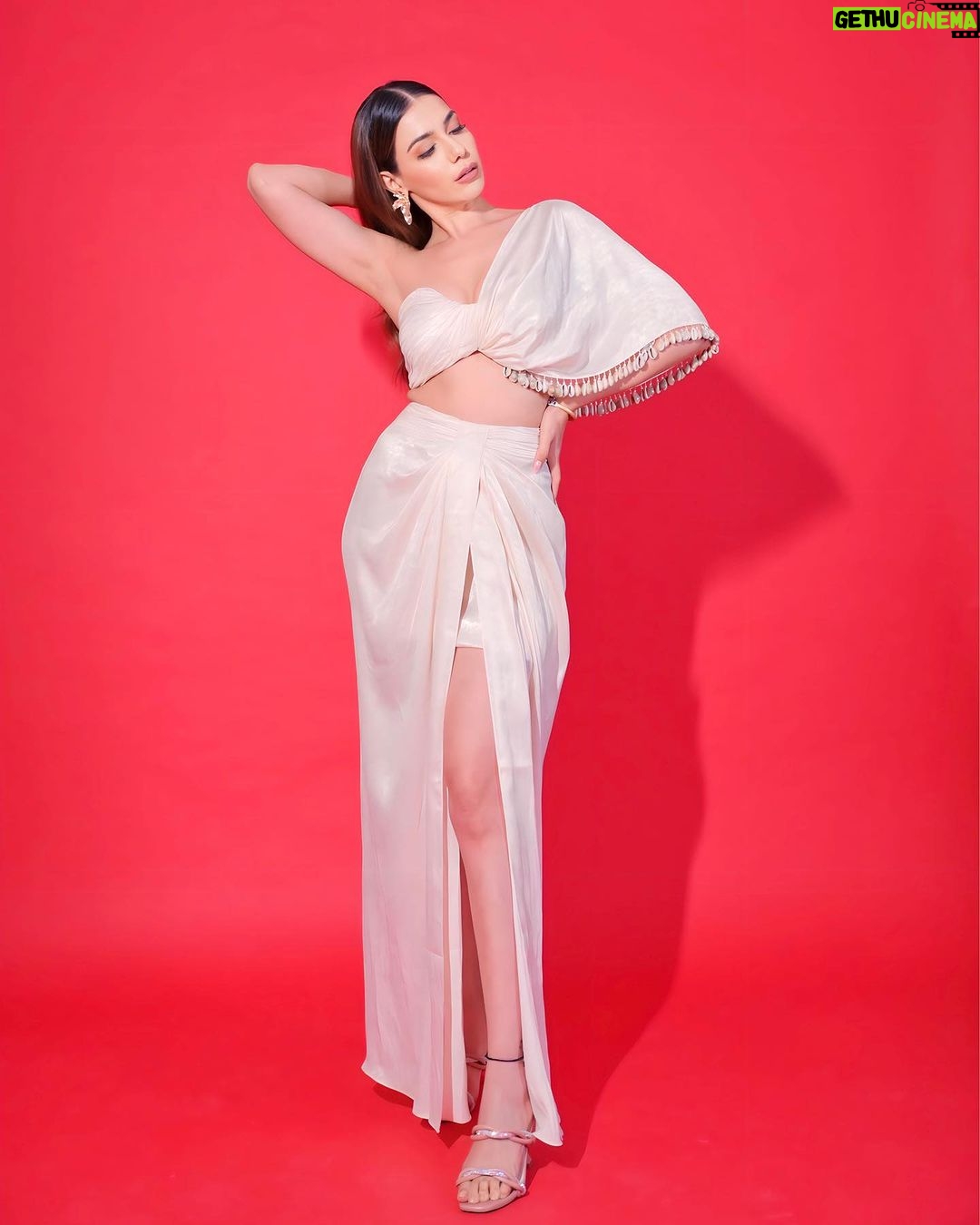 Palak Purswani Instagram - Just like a waaaooo 🤠Photographer @deepak_das_photography Outfit @ahiclothing Makeup @meenalvidhani Hair @makeupbyriddhikothari Studio @backstage_mumbai Styled by @anamikajain__ • • • • #ootd #palakpurswani #festiveseason
