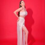Palak Purswani Instagram - Just like a waaaooo 🤭 Photographer @deepak_das_photography Outfit @ahiclothing Makeup @meenalvidhani Hair @makeupbyriddhikothari Studio @backstage_mumbai Styled by @anamikajain__ • • • • #ootd #palakpurswani #festiveseason