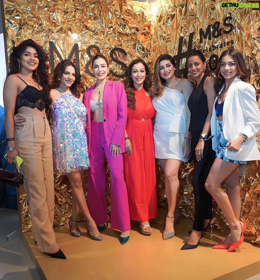 Palak Purswani Instagram - Hosted a successful night for @marksandspencerindia celebrating 100 stores with the best @missmalini 🩷🫶🏼 Here’s some snippets of my crazy bunch who always say ‘the night is still young’ 😂 Outfit @marksandspencerindia Bag @oceana_clutches Muah @mua_poojadevpuria • • • • #marksandspencer #palakpurswani #missmalini #powersuit #succesfullnight