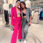 Palak Purswani Instagram - Hosted a successful night for @marksandspencerindia celebrating 100 stores with the best @missmalini 🩷🫶🏼 Here’s some snippets of my crazy bunch who always say ‘the night is still young’ 😂 Outfit @marksandspencerindia Bag @oceana_clutches Muah @mua_poojadevpuria • • • • #marksandspencer #palakpurswani #missmalini #powersuit #succesfullnight