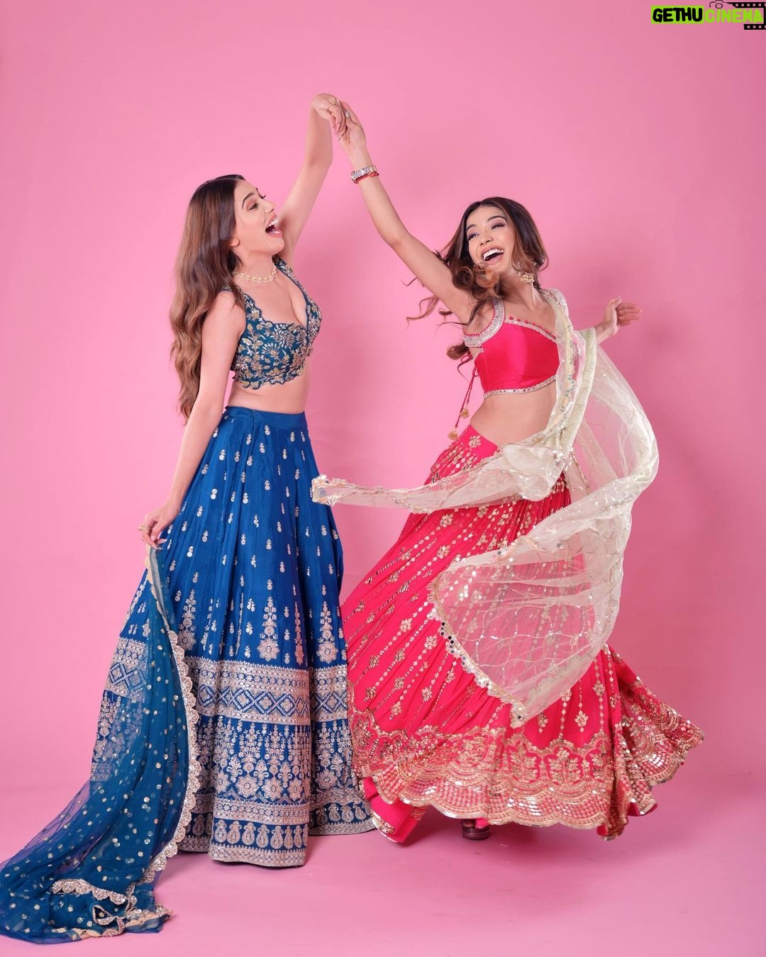Palak Purswani Instagram - Saying no to pardesi but staying desi this Dussehra 🚀 🧨 Photographer @deepak_das_photography Outfit @yeh_lehenga_nahi_mehenga Makeup @meenalvidhani Hair @makeupbyriddhikothari Studio @backstage_mumbai Styled by @anamikajain__ Jewellery @shoppaksha Assistant @muskammangtani • • • • #dussehra #festiveoutfit #bridallehenga #palakpurswani #simranbudharup #ethnicwear