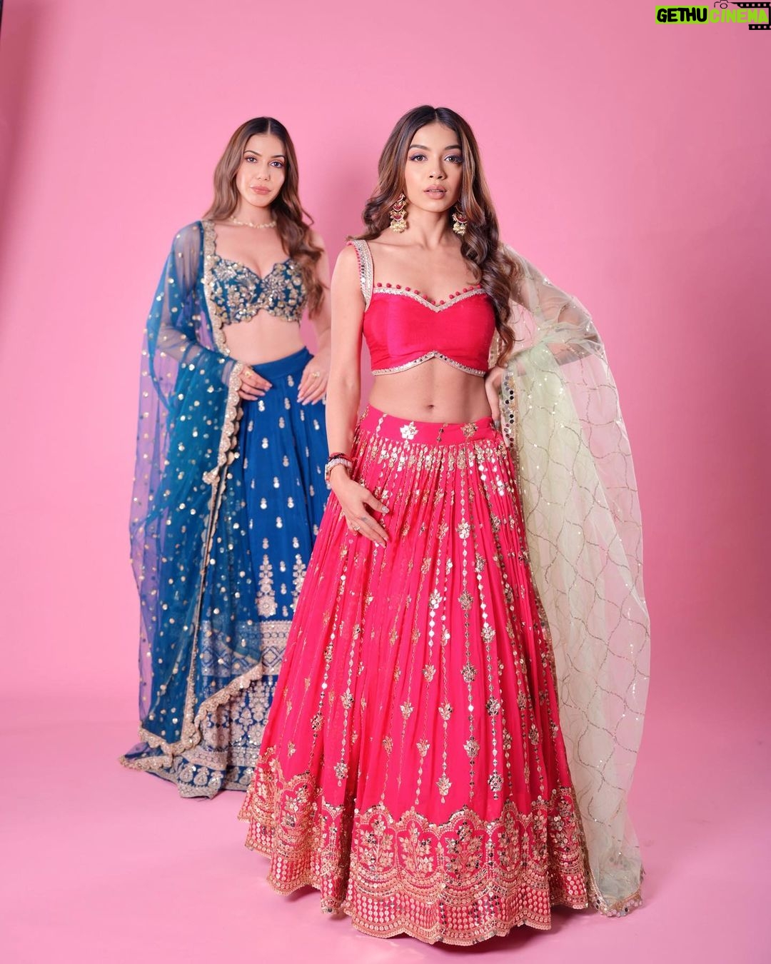 Palak Purswani Instagram - Saying no to pardesi but staying desi this Dussehra 🚀 🧨 Photographer @deepak_das_photography Outfit @yeh_lehenga_nahi_mehenga Makeup @meenalvidhani Hair @makeupbyriddhikothari Studio @backstage_mumbai Styled by @anamikajain__ Jewellery @shoppaksha Assistant @muskammangtani • • • • #dussehra #festiveoutfit #bridallehenga #palakpurswani #simranbudharup #ethnicwear