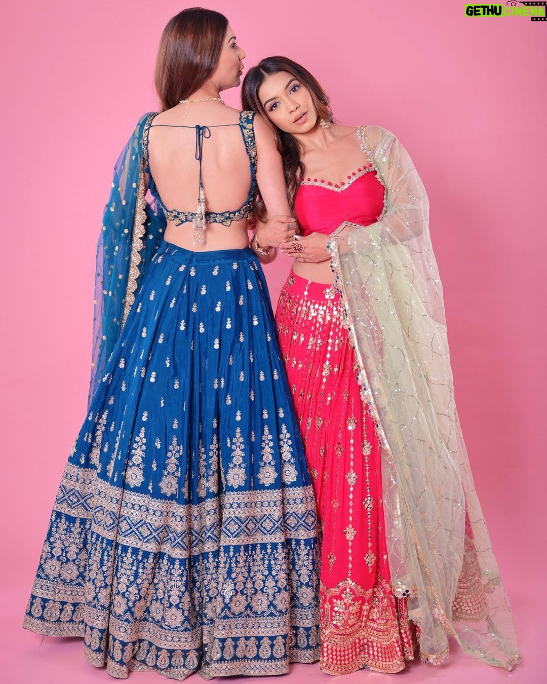 Palak Purswani Instagram - Saying no to pardesi but staying desi this Dussehra 🚀 🧨 Photographer @deepak_das_photography Outfit @yeh_lehenga_nahi_mehenga Makeup @meenalvidhani Hair @makeupbyriddhikothari Studio @backstage_mumbai Styled by @anamikajain__ Jewellery @shoppaksha Assistant @muskammangtani • • • • #dussehra #festiveoutfit #bridallehenga #palakpurswani #simranbudharup #ethnicwear