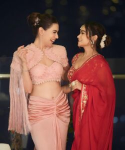 Palak Purswani Instagram - Mil liye jamna paar 😅 @manisharani002 ❤️ Outfit @vridhisomaani Styled by @stylebyniti • • • • #diwali2023 #ethnicwear #diwalioutfit #palakpurswani #manisharani #bigbossott2