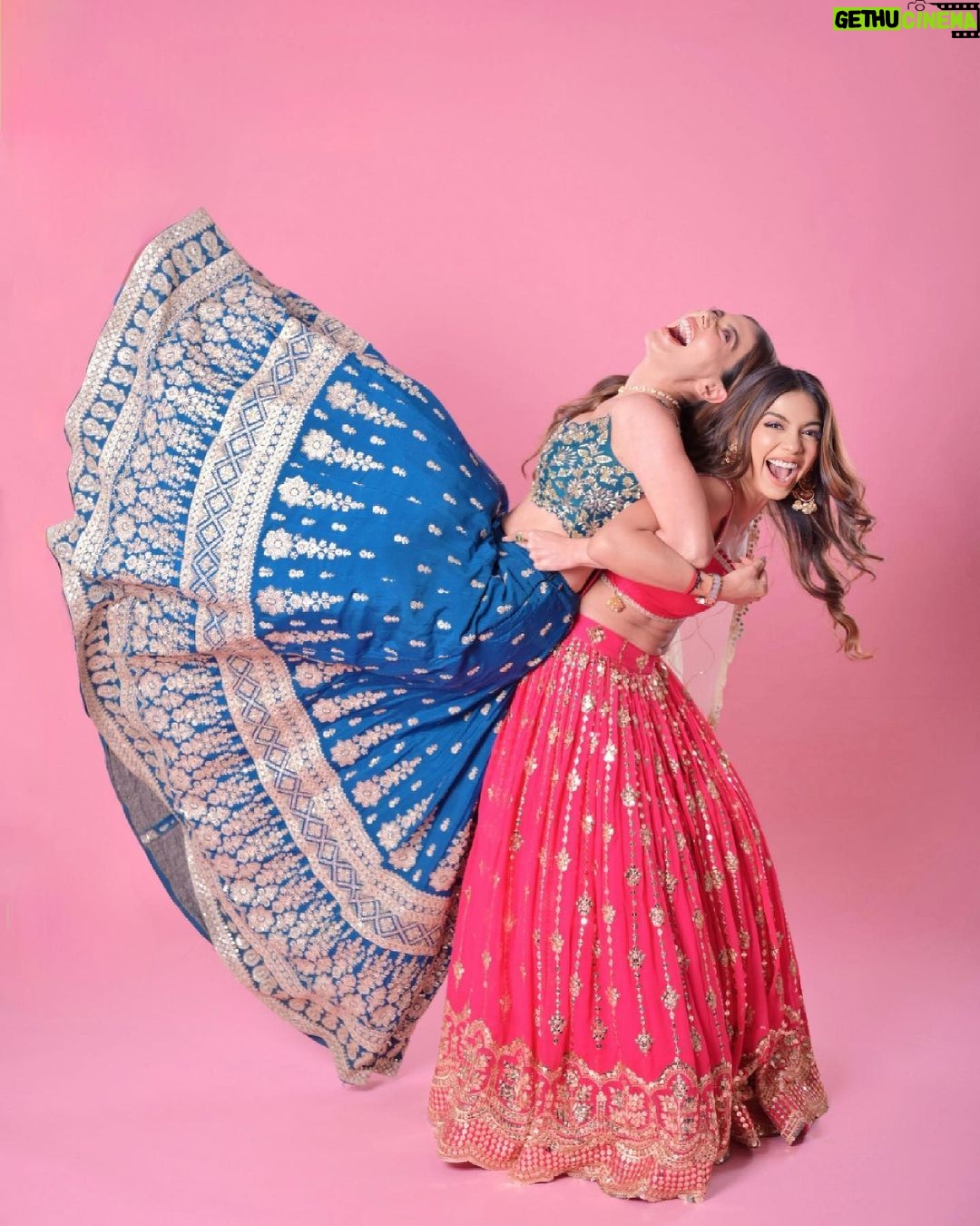 Palak Purswani Instagram - Saying no to pardesi but staying desi this Dussehra 🚀 🧨 Photographer @deepak_das_photography Outfit @yeh_lehenga_nahi_mehenga Makeup @meenalvidhani Hair @makeupbyriddhikothari Studio @backstage_mumbai Styled by @anamikajain__ Jewellery @shoppaksha Assistant @muskammangtani • • • • #dussehra #festiveoutfit #bridallehenga #palakpurswani #simranbudharup #ethnicwear