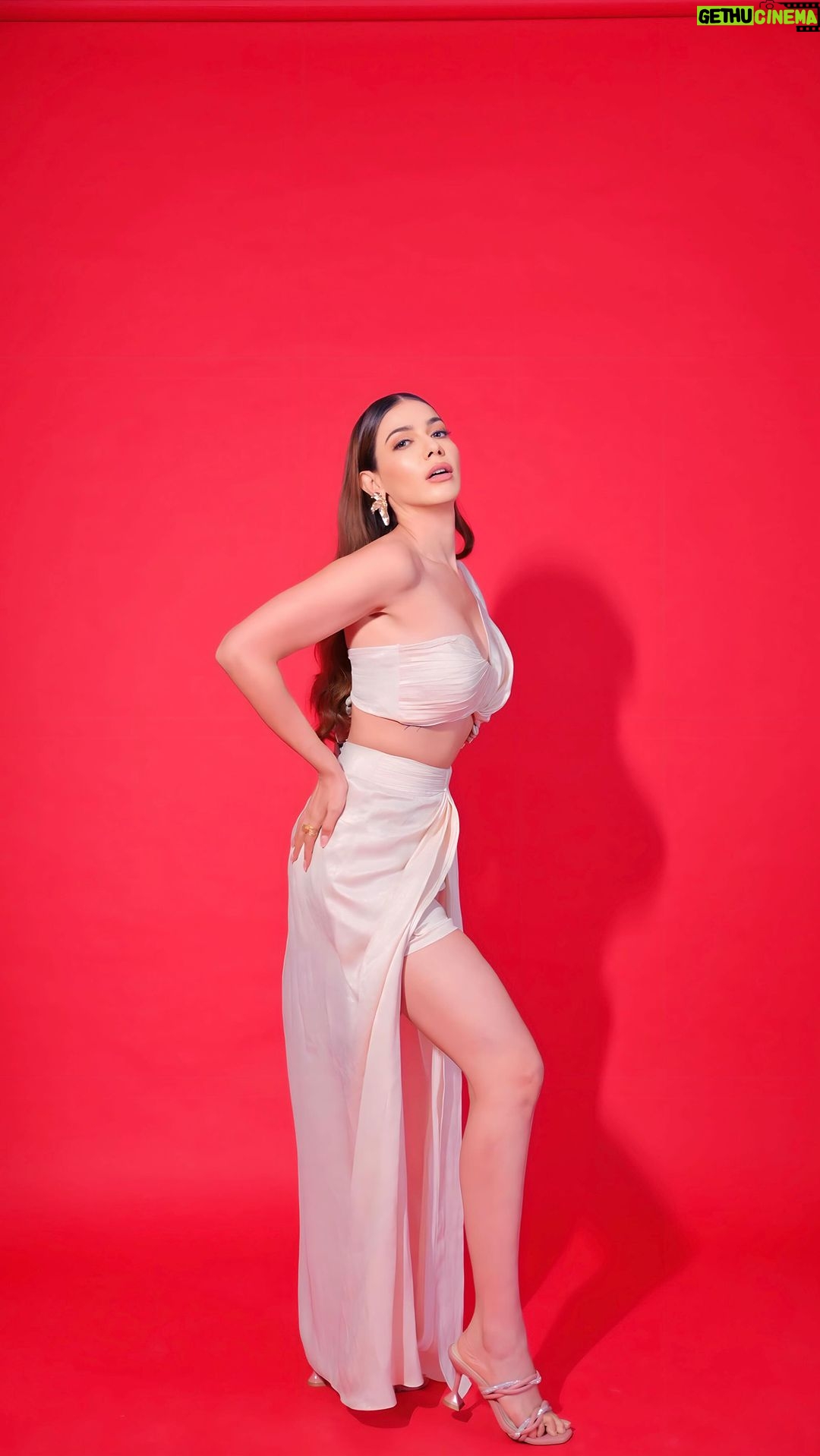 Palak Purswani Instagram - My daily affirmation 🤭 Shot by @deepak_das_photography Outfit @ahiclothing Styled by @anamikajain__ Makeup @meenalvidhani Hair @makeupbyriddhikothari Location @backstage_mumbai • • • • #trendingreels #ootd #festiveready #festivaloutfit #palakpurswani