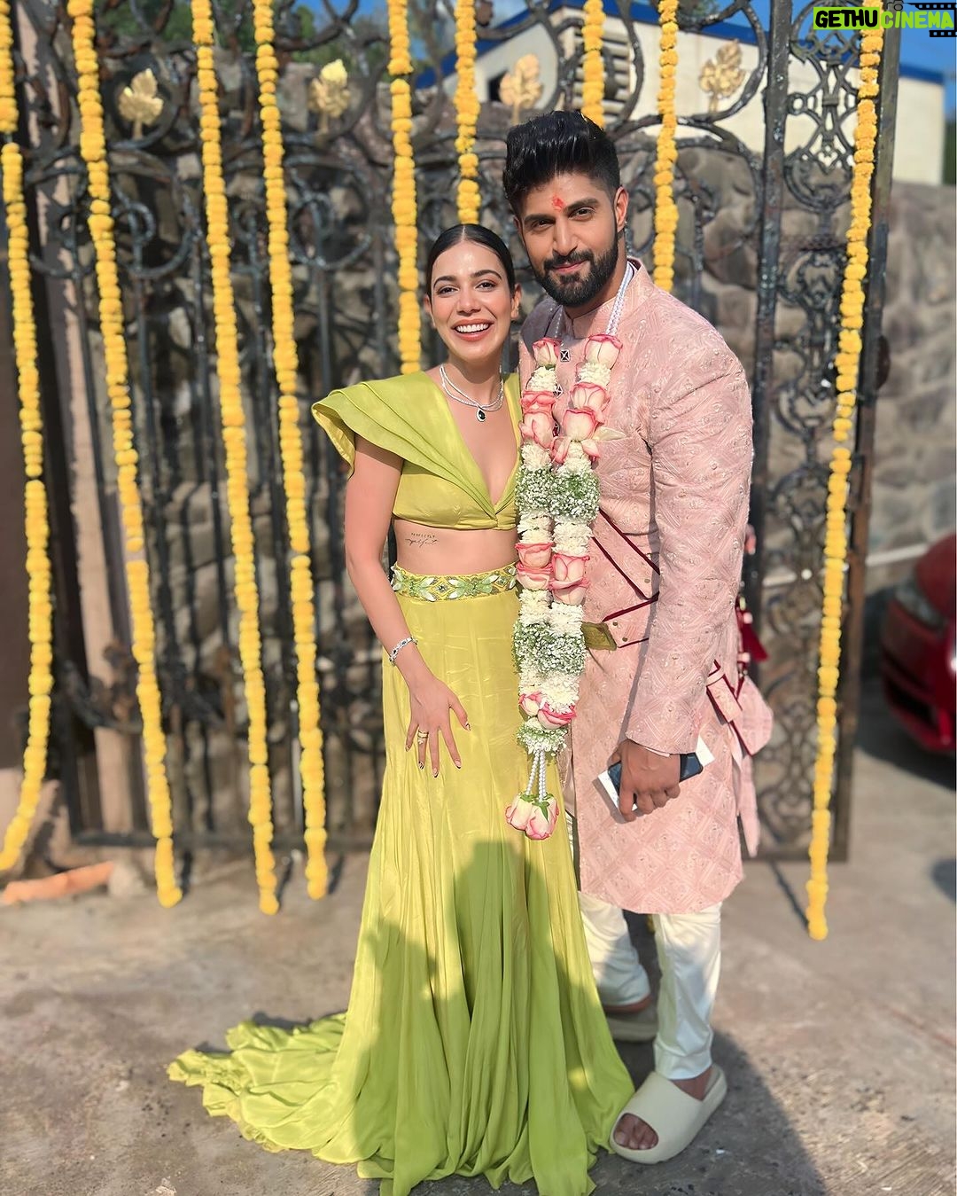 Palak Purswani Instagram - it’s the dress for me 💛 Cheers to the most joyful of couples! Hugs & kisses you two love birds ✨🫶🏼 @tanujvirwani @tanyajacob1 Outfit @kalkifashion Stylist @anamikajain__ Jewellery @mozaati