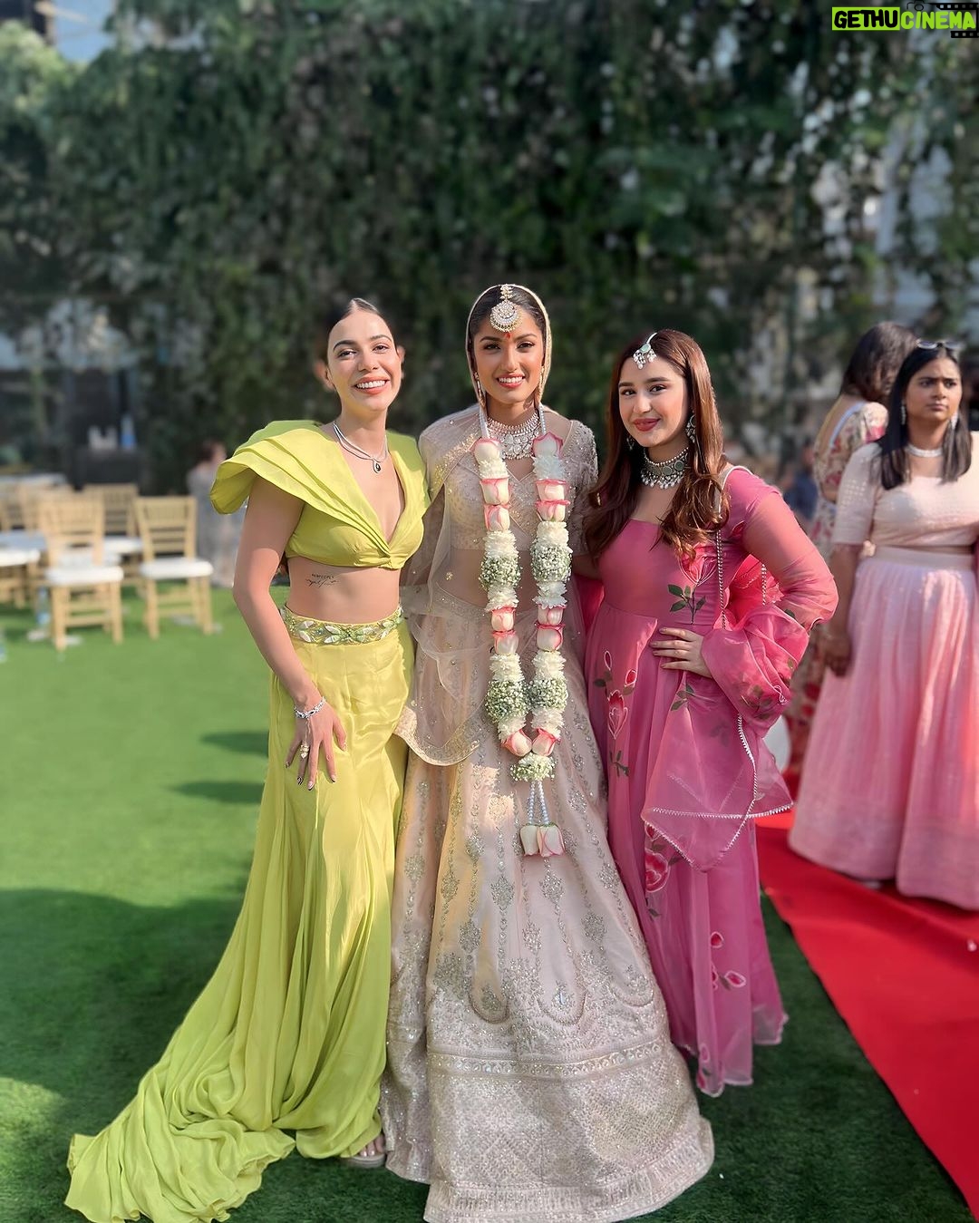 Palak Purswani Instagram - it’s the dress for me 💛 Cheers to the most joyful of couples! Hugs & kisses you two love birds ✨🫶🏼 @tanujvirwani @tanyajacob1 Outfit @kalkifashion Stylist @anamikajain__ Jewellery @mozaati