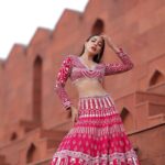 Palak Purswani Instagram - Ek mahal toh mai bhi deserve karti hu ;) Shot by my favv : @karanhenry Styled by: @cosmo_bydivya Outfit: @kiasacouture Jewellery: @jam__collections Makeup: @makeupbydeepti Hair: @aartijethava_hairstylish Location: @setsinthecity.in • • • • • #festiveseason #bridalseason #bridalwear #palakpurswani #lehenga #designerlehenga #trendingreels #ethnicreels