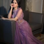 Palak Sindhwani Instagram - ऐसी उलझी नज़र उनसे हटती नहीं..🌝💕 Wearing - @panihari_mumbai Shot by - @bhopesh_nagar02 Jewellery- @upakarna HMU - @diyamodiglamovers . . #weddingdiaries #ootd #ethnicwear #instamood #traditional #fyp #wedding #instamood #palaksindhwani