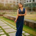 Palak Sindhwani Instagram - Tum thehro, Aaj waqt ko Jaane do..🦋✨ Wearing - @kalkifashion Styled by - @yash__shah1612 HMU - @shine_and_shadow_ Clicked by - @mirajverma_photography Location - @grandhyattmumbai Earrings - @jam__collections #postoftheday #ethnicwear #saree #sareelove #fyp #instamood #instadaily #traditional #festive #palaksindhwani