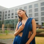 Palak Sindhwani Instagram - Tum thehro, Aaj waqt ko Jaane do..🦋✨ Wearing - @kalkifashion Styled by - @yash__shah1612 HMU - @shine_and_shadow_ Clicked by - @mirajverma_photography Location - @grandhyattmumbai Earrings - @jam__collections #postoftheday #ethnicwear #saree #sareelove #fyp #instamood #instadaily #traditional #festive #palaksindhwani