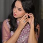 Palak Sindhwani Instagram - ऐसी उलझी नज़र उनसे हटती नहीं..🌝💕 Wearing - @panihari_mumbai Shot by - @bhopesh_nagar02 Jewellery- @upakarna HMU - @diyamodiglamovers . . #weddingdiaries #ootd #ethnicwear #instamood #traditional #fyp #wedding #instamood #palaksindhwani