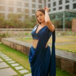 Palak Sindhwani Instagram - Tum thehro, Aaj waqt ko Jaane do..🦋✨ Wearing - @kalkifashion Styled by - @yash__shah1612 HMU - @shine_and_shadow_ Clicked by - @mirajverma_photography Location - @grandhyattmumbai Earrings - @jam__collections #postoftheday #ethnicwear #saree #sareelove #fyp #instamood #instadaily #traditional #festive #palaksindhwani