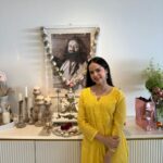 Palak Sindhwani Instagram - Happy Gurpurab! ❤️ What an auspicious day to be in your presence Gurudev, Thank You For holding my hand and helping me walk through this journey, One glimpse of you and I get so emotional, You asked me - Happy?! And I just smiled like you know it all Gurudev, Pyaar ho aap, Thank You for choosing me, I LOVE YOU!! ✨👨‍👧 Thank you my angel @shwetavyas1305 for always being there! 😘 Wearing - @rangrez.ethnic . . #guru #gurpurab #aol #love #blessed #thankyouuniverse