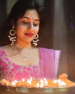Paridhi Sharma Instagram - द्वीप... द्वीपावली... त्योहार... परिवार🌸
#diwali #celebration #familytime #togetherness #festival 
@tanmaisaksena @akankshabulbul7 @vatsal_saksena