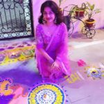 Paridhi Sharma Instagram - द्वीप... द्वीपावली... त्योहार... परिवार🌸 #diwali #celebration #familytime #togetherness #festival @tanmaisaksena @akankshabulbul7 @vatsal_saksena
