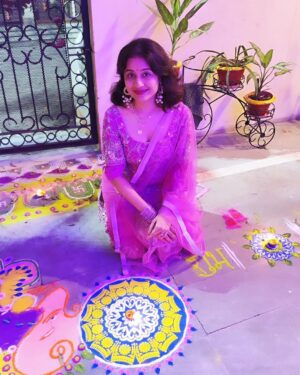 Paridhi Sharma Instagram - द्वीप... द्वीपावली... त्योहार... परिवार🌸
#diwali #celebration #familytime #togetherness #festival 
@tanmaisaksena @akankshabulbul7 @vatsal_saksena