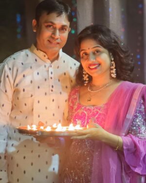 Paridhi Sharma Instagram - द्वीप... द्वीपावली... त्योहार... परिवार🌸
#diwali #celebration #familytime #togetherness #festival 
@tanmaisaksena @akankshabulbul7 @vatsal_saksena