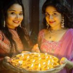 Paridhi Sharma Instagram – द्वीप… द्वीपावली… त्योहार… परिवार🌸
#diwali #celebration #familytime #togetherness #festival 
@tanmaisaksena @akankshabulbul7 @vatsal_saksena