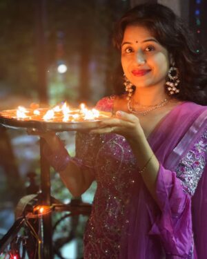 Paridhi Sharma Instagram - द्वीप... द्वीपावली... त्योहार... परिवार🌸
#diwali #celebration #familytime #togetherness #festival 
@tanmaisaksena @akankshabulbul7 @vatsal_saksena