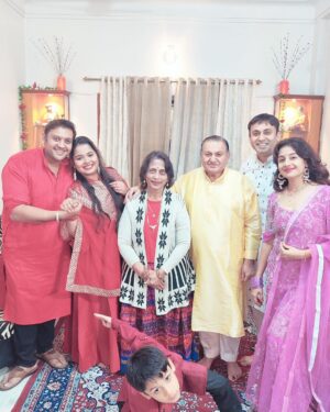 Paridhi Sharma Instagram - द्वीप... द्वीपावली... त्योहार... परिवार🌸
#diwali #celebration #familytime #togetherness #festival 
@tanmaisaksena @akankshabulbul7 @vatsal_saksena