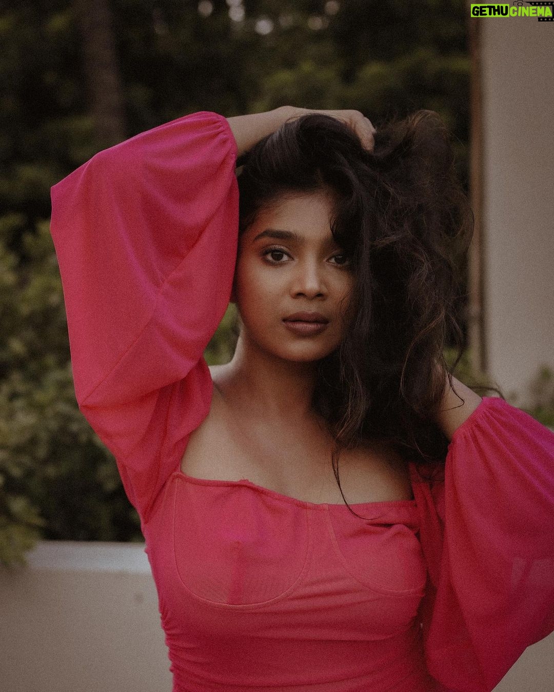 Parvathy Saran Instagram - doin’ it my way 🌙 . Shot by @you_and_i_studios MUA @tarangini_mua Styling @tarangini_mua
