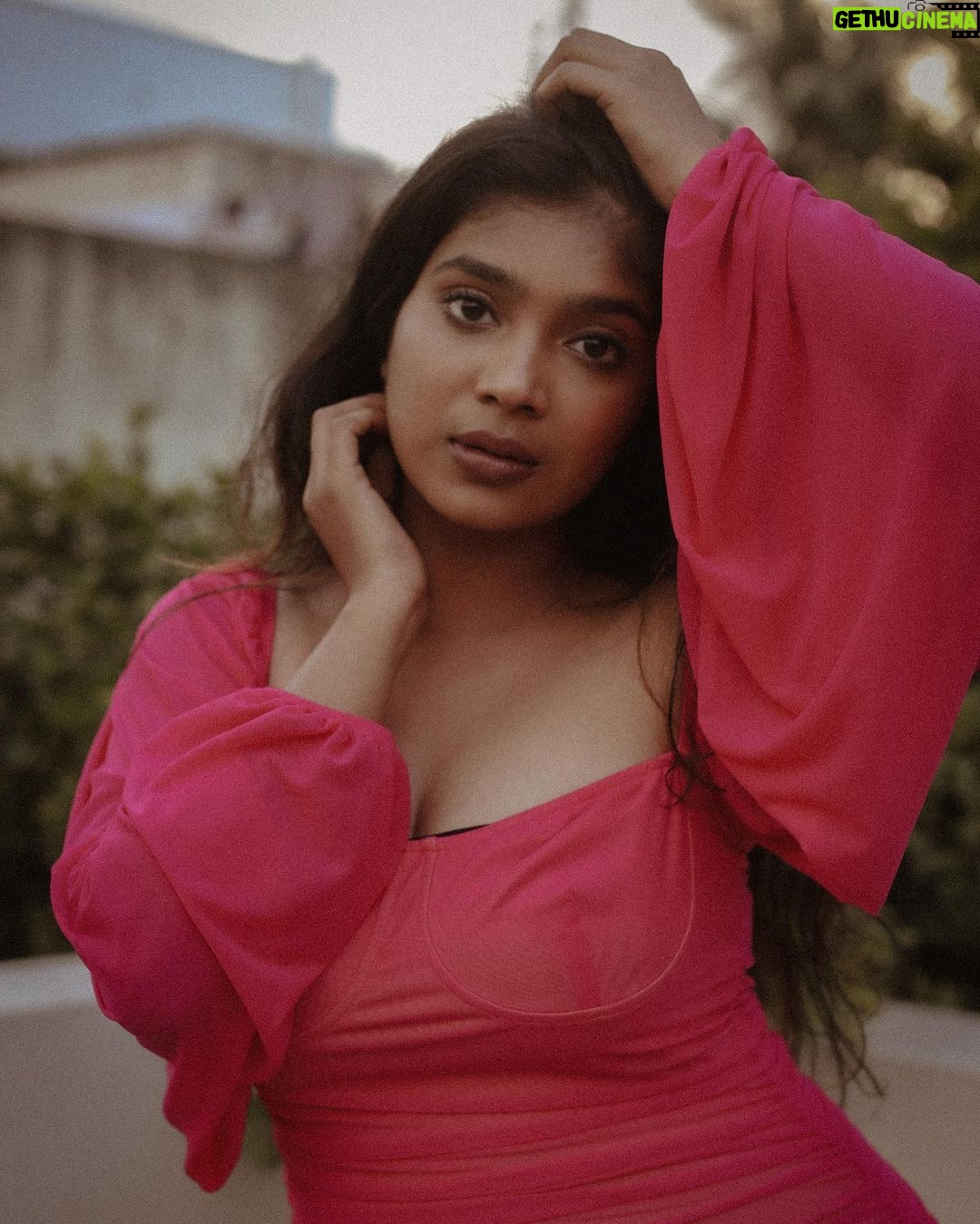 Parvathy Saran Instagram - doin’ it my way 🌙 . Shot by @you_and_i_studios MUA @tarangini_mua Styling @tarangini_mua