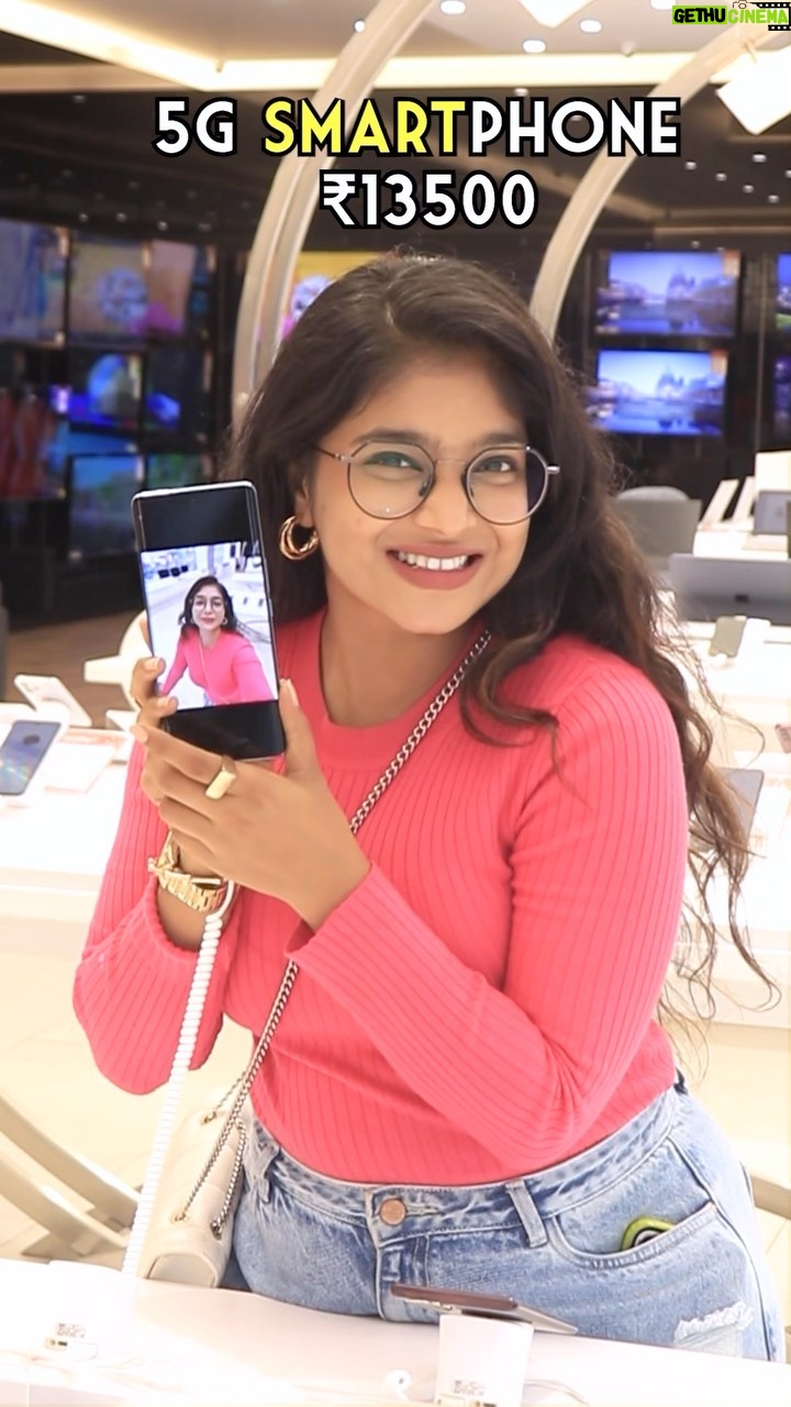 Parvathy Saran Instagram - Tag your shopping gang ✌️ @viveks.india . Pongal veraikum offer ku wait panna vendam here comes the discount rain at namba viveks for the black friday on November 24th.. visit the nearest viveks showroom on Friday and make the most out of it ❤️ Edit @deathly_edit Viveks - The Unlimited Shop