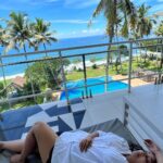 Parvathy Saran Instagram - Some memories never leave 💙 . Thank You @zuuzuuholidays for organising a fab trip to Varkala with my Family ✨ Amma is Happpy Max & she felt Sooper Comfortable throughout the Journey. Cheers to more trips together #ZuuZuuHolidays 🥂 Resort : @elixircliff Varkala Beach Kerala