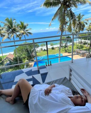 Parvathy Saran Instagram - Some memories never leave 💙 
.
Thank You @zuuzuuholidays for organising a fab trip to Varkala with my Family ✨ Amma is Happpy Max & she felt Sooper Comfortable throughout the Journey. Cheers to more trips together #ZuuZuuHolidays 🥂

Resort : @elixircliff