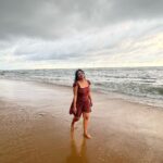 Parvathy Saran Instagram - Some memories never leave 💙 . Thank You @zuuzuuholidays for organising a fab trip to Varkala with my Family ✨ Amma is Happpy Max & she felt Sooper Comfortable throughout the Journey. Cheers to more trips together #ZuuZuuHolidays 🥂 Resort : @elixircliff Varkala Beach Kerala