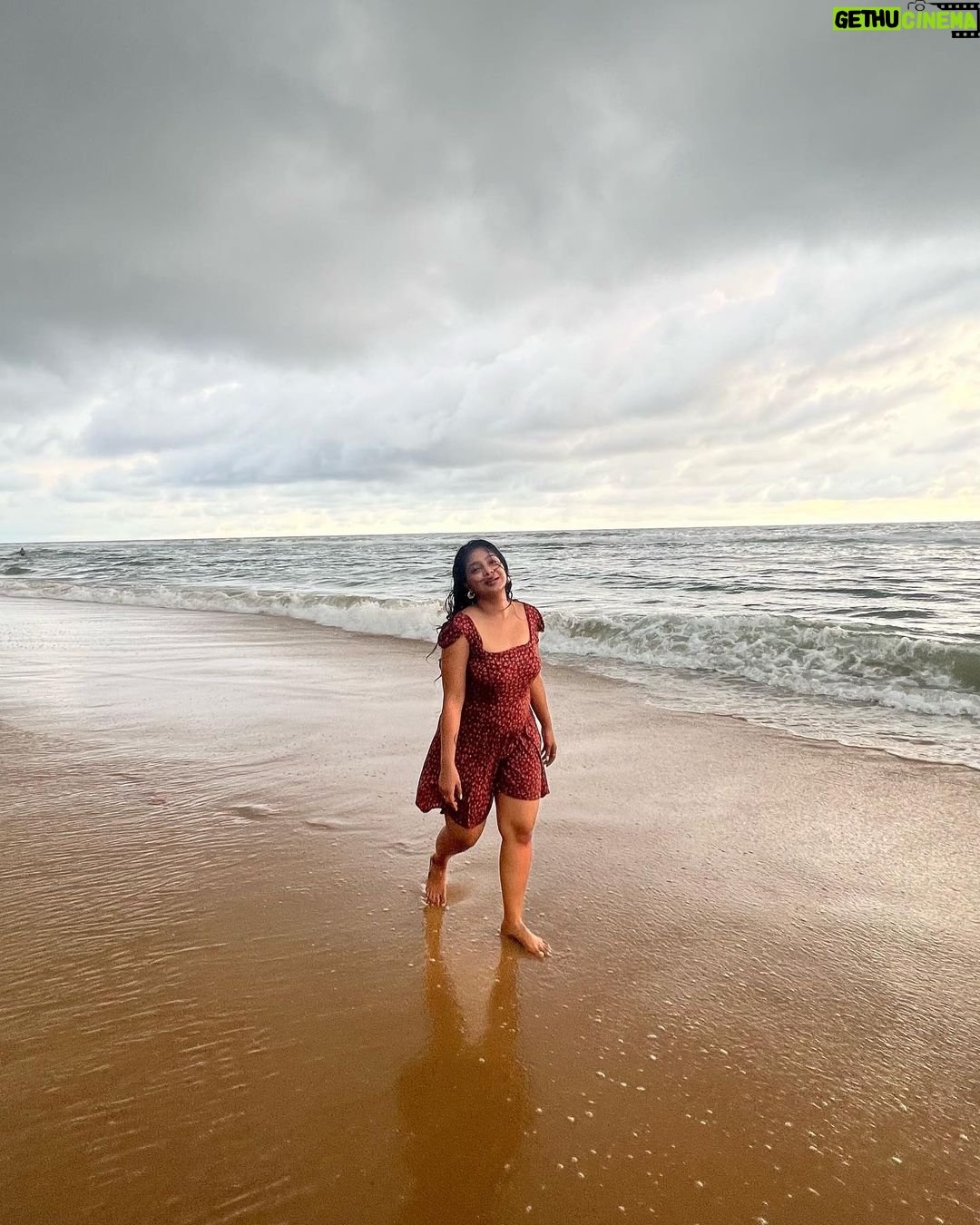 Parvathy Saran - 50.6K Likes - Some memories never leave 💙
.
Thank You @zuuzuuholidays for organising a fab trip to Varkala with my Family ✨ Amma is Happpy Max & she felt Sooper Comfortable throughout the Journey. Cheers to more trips together #ZuuZuuHolidays 🥂
Resort : @elixircliff