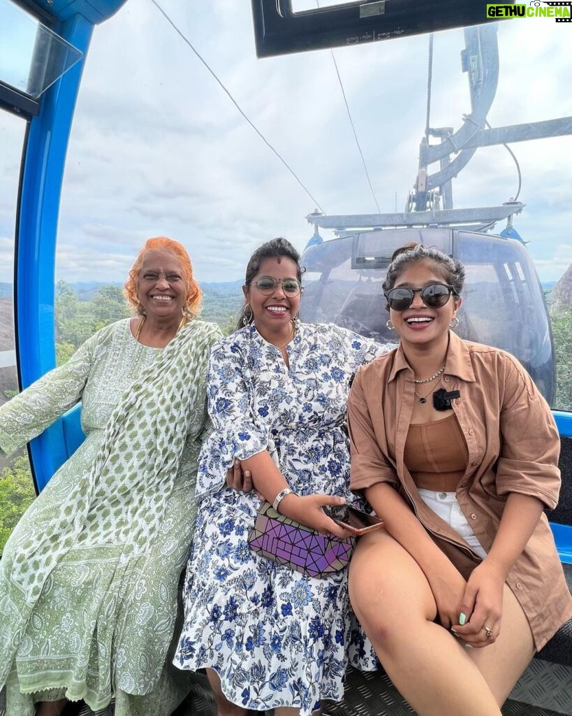 Parvathy Saran Instagram - Some memories never leave 💙 . Thank You @zuuzuuholidays for organising a fab trip to Varkala with my Family ✨ Amma is Happpy Max & she felt Sooper Comfortable throughout the Journey. Cheers to more trips together #ZuuZuuHolidays 🥂 Resort : @elixircliff Varkala Beach Kerala