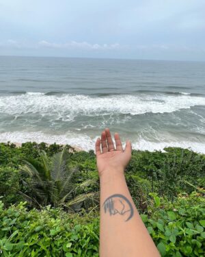 Parvathy Saran Instagram - Some memories never leave 💙 
.
Thank You @zuuzuuholidays for organising a fab trip to Varkala with my Family ✨ Amma is Happpy Max & she felt Sooper Comfortable throughout the Journey. Cheers to more trips together #ZuuZuuHolidays 🥂

Resort : @elixircliff