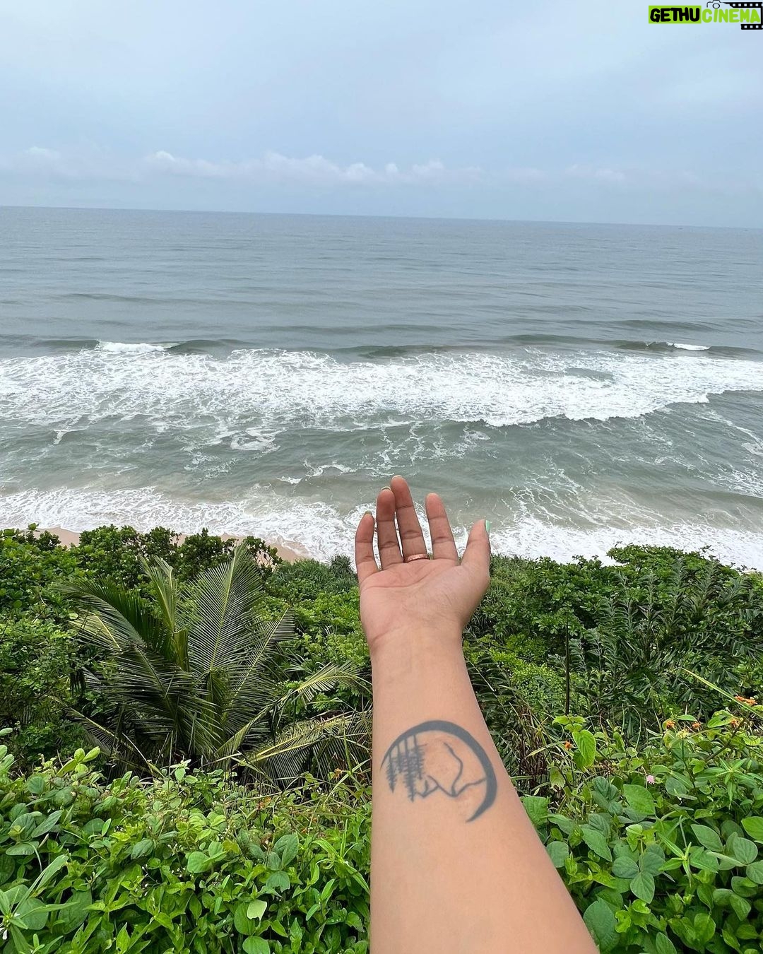 Parvathy Saran - 50.6K Likes - Some memories never leave 💙
.
Thank You @zuuzuuholidays for organising a fab trip to Varkala with my Family ✨ Amma is Happpy Max & she felt Sooper Comfortable throughout the Journey. Cheers to more trips together #ZuuZuuHolidays 🥂
Resort : @elixircliff