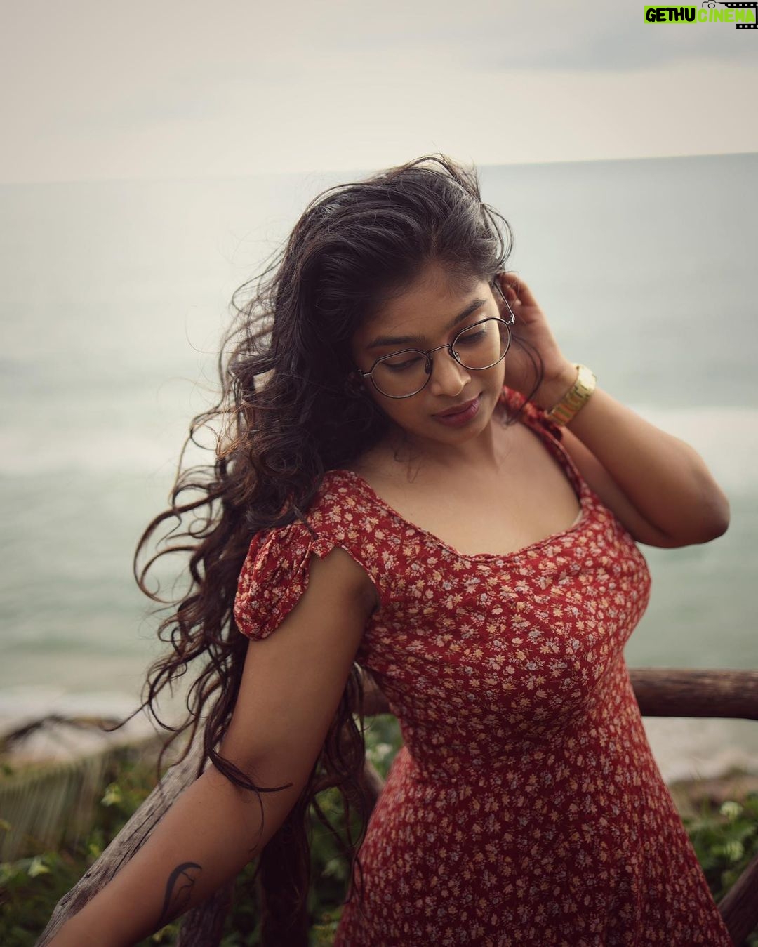 Parvathy Saran Instagram - waves of life 🌊 . Trip organiser @zuuzuuholidays Shot by @vimal_rebel Resort @elixircliff Elixir Cliff Beach Resort and Spa