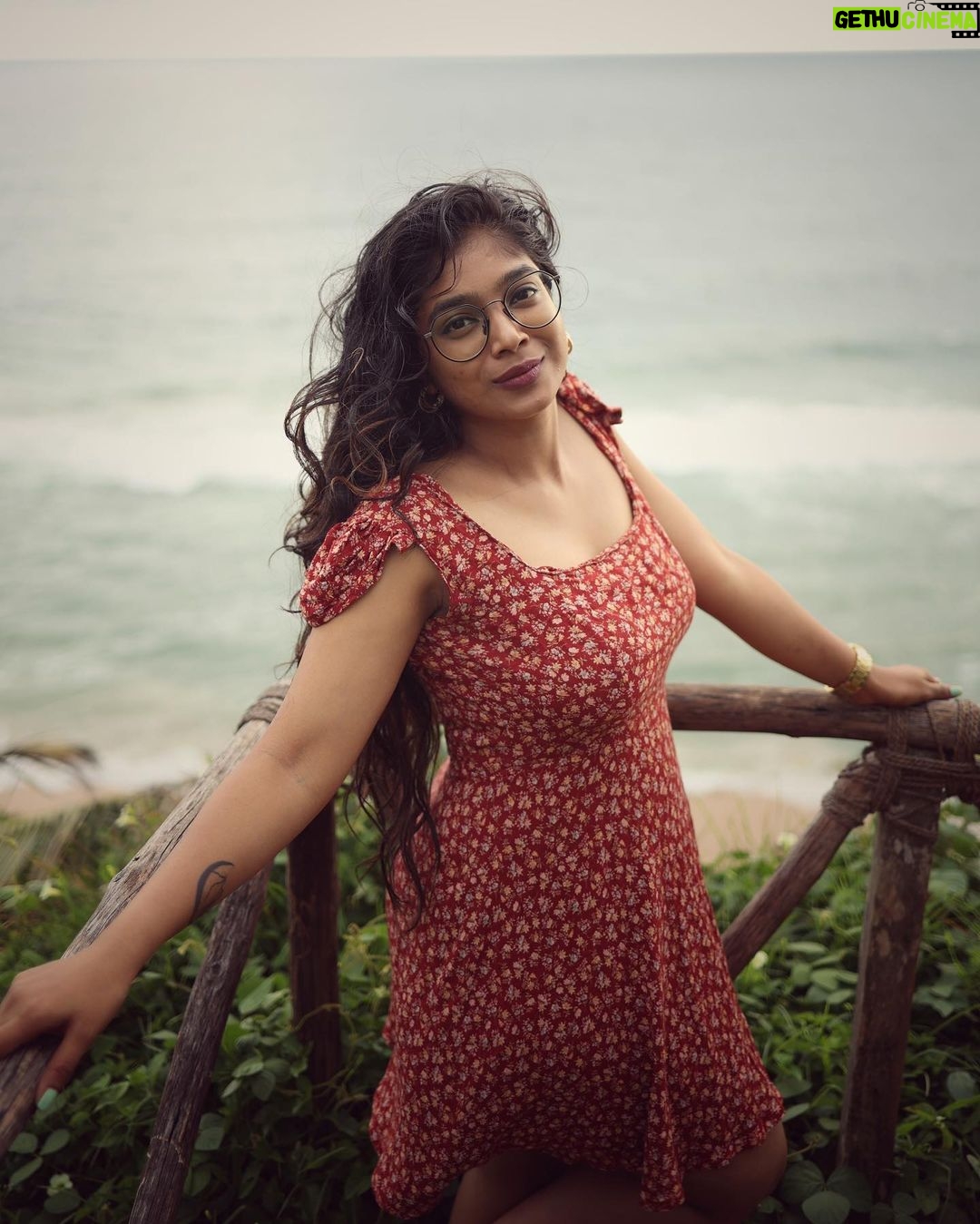 Parvathy Saran Instagram - waves of life 🌊 . Trip organiser @zuuzuuholidays Shot by @vimal_rebel Resort @elixircliff Elixir Cliff Beach Resort and Spa